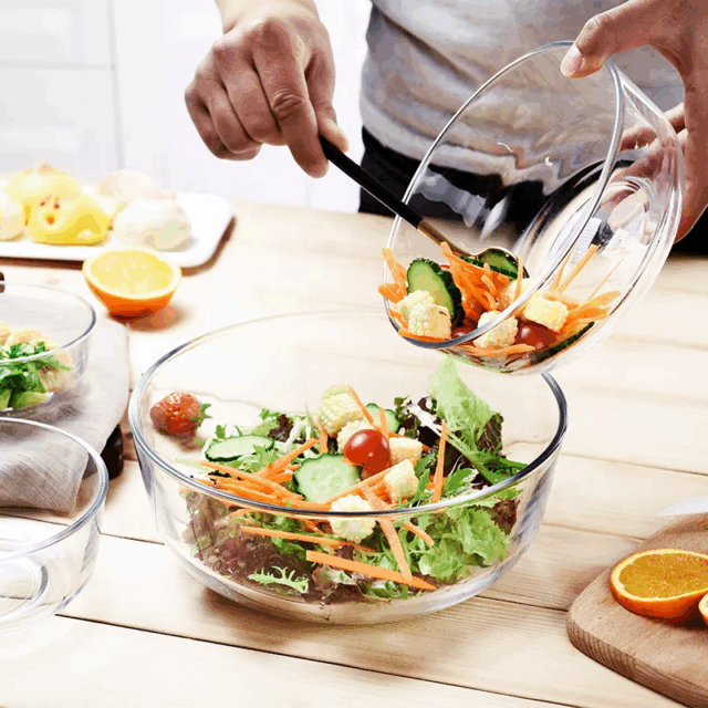 Round glass salad and mixing bowlTransparent round glass mixing bowl, perfect for salad, fruit, food prep, and versatile kitchen serving