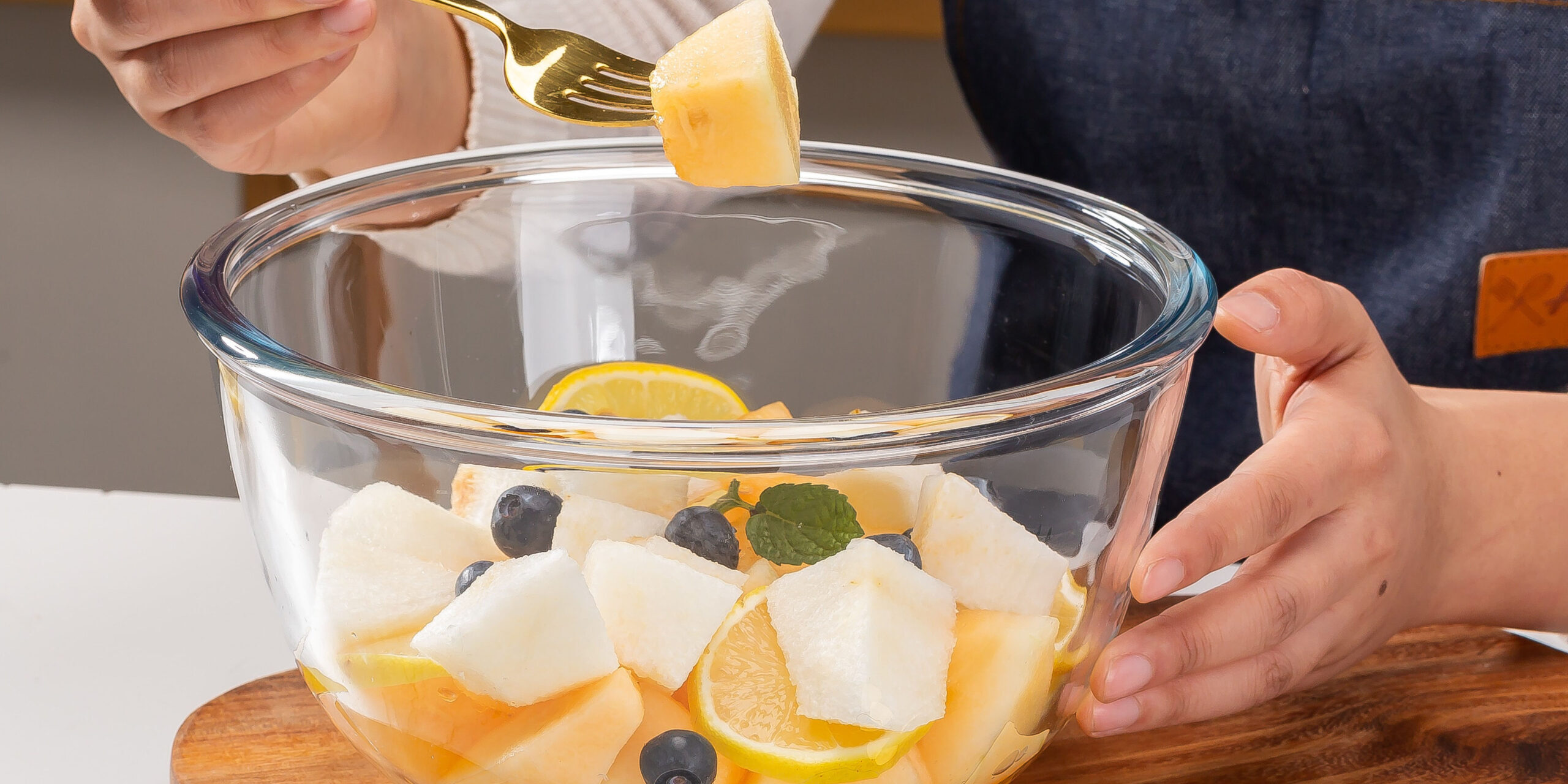 transparent boron glass salad mixing bowl